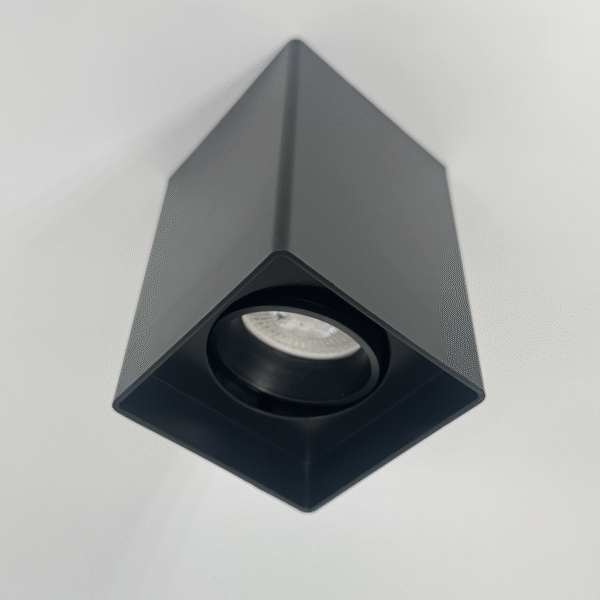 DNK შავი კვადრატული ზედაპირული წერტილოვანი სანათი MR16 ცვლადი ნათურით - თანამედროვე და მინიმალისტური განათება